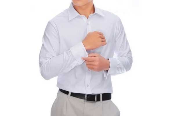 Người đàn ông mặc sơ mi trắng phẳng phiu, chỉnh khuy măng sét gọn gàng trước khi đi làm