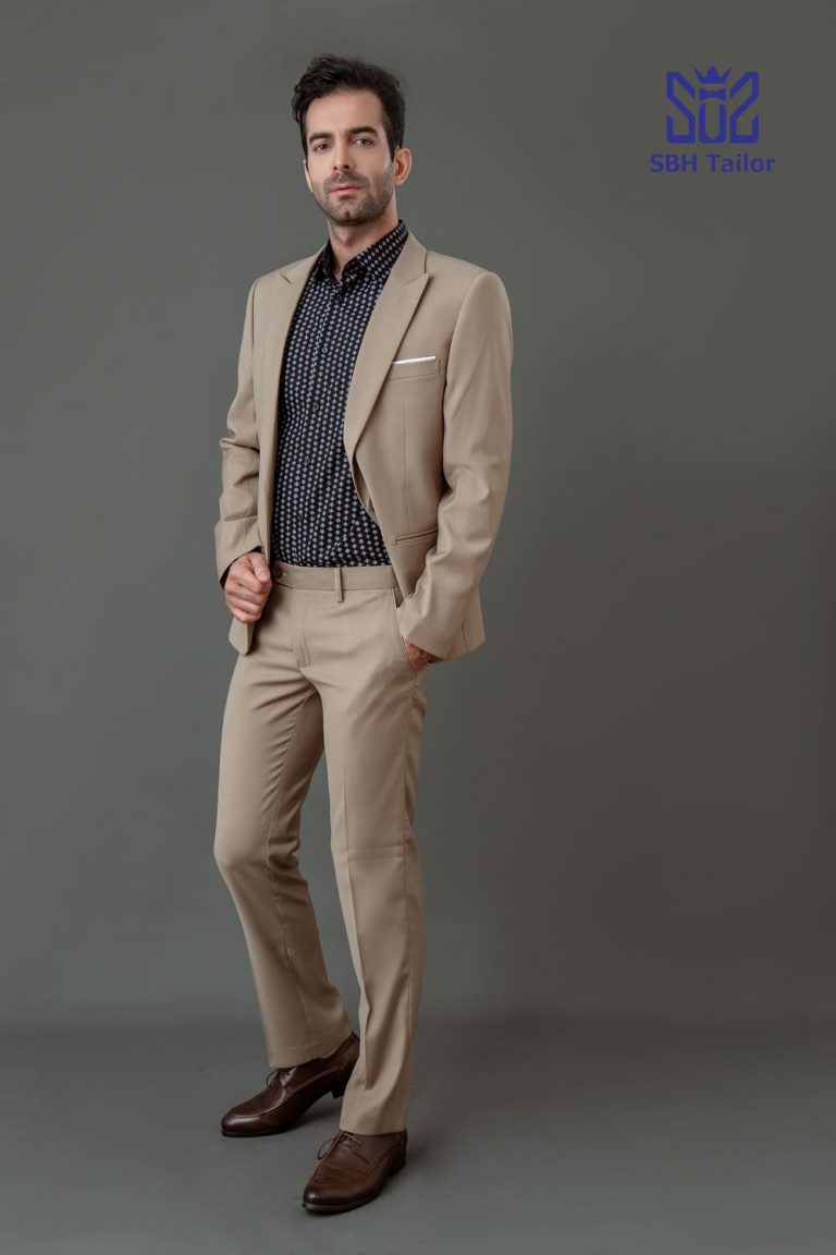 Người đàn ông mặc suit màu be sáng SBH Tailor form vừa vặn, phối giày da nâu