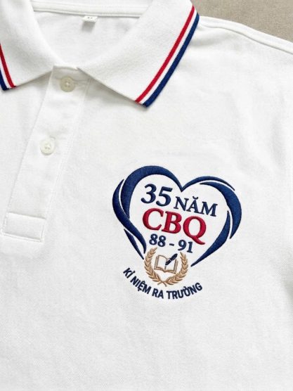 Áo polo trắng thêu logo kỷ niệm 35 năm ra trường do SBH Tailor may năm 2026