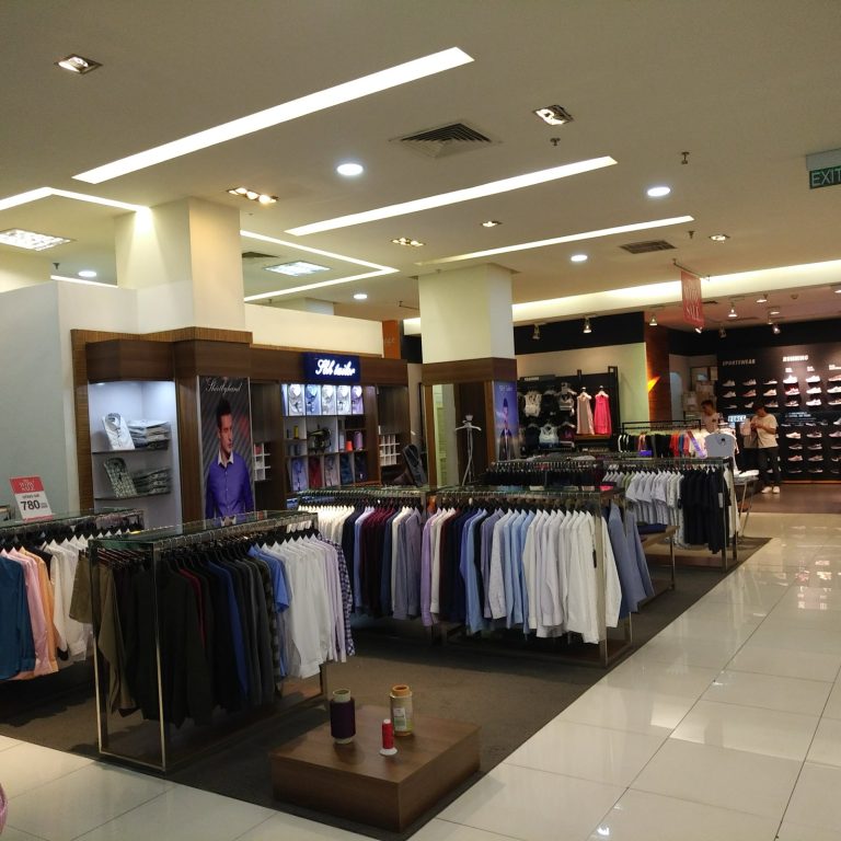 Bàn trưng bày áo sơ mi gấp nhiều màu tại quầy SBH Tailor trong Parkson, 2018