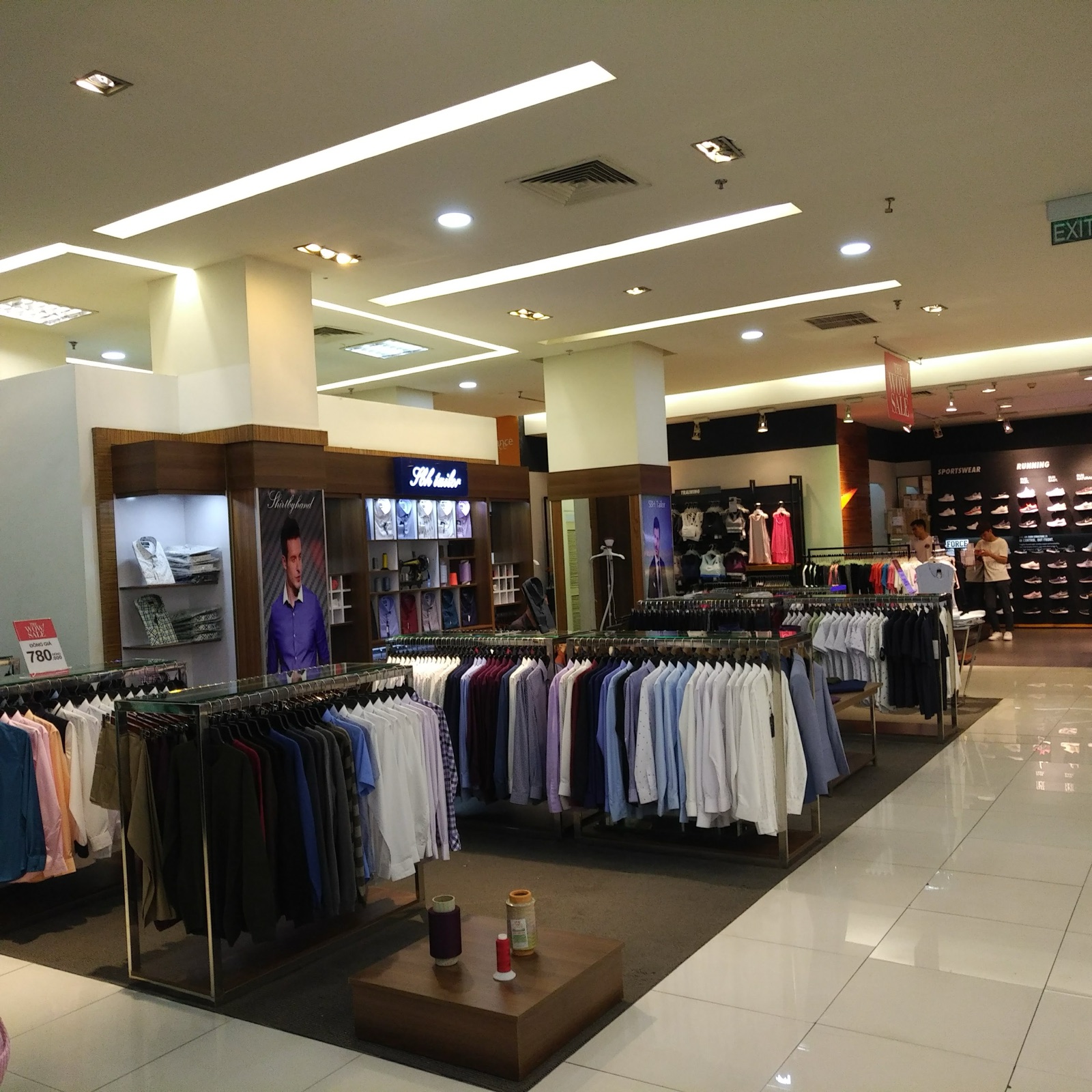 Bàn trưng bày áo sơ mi gấp nhiều màu tại quầy SBH Tailor trong Parkson, 2018