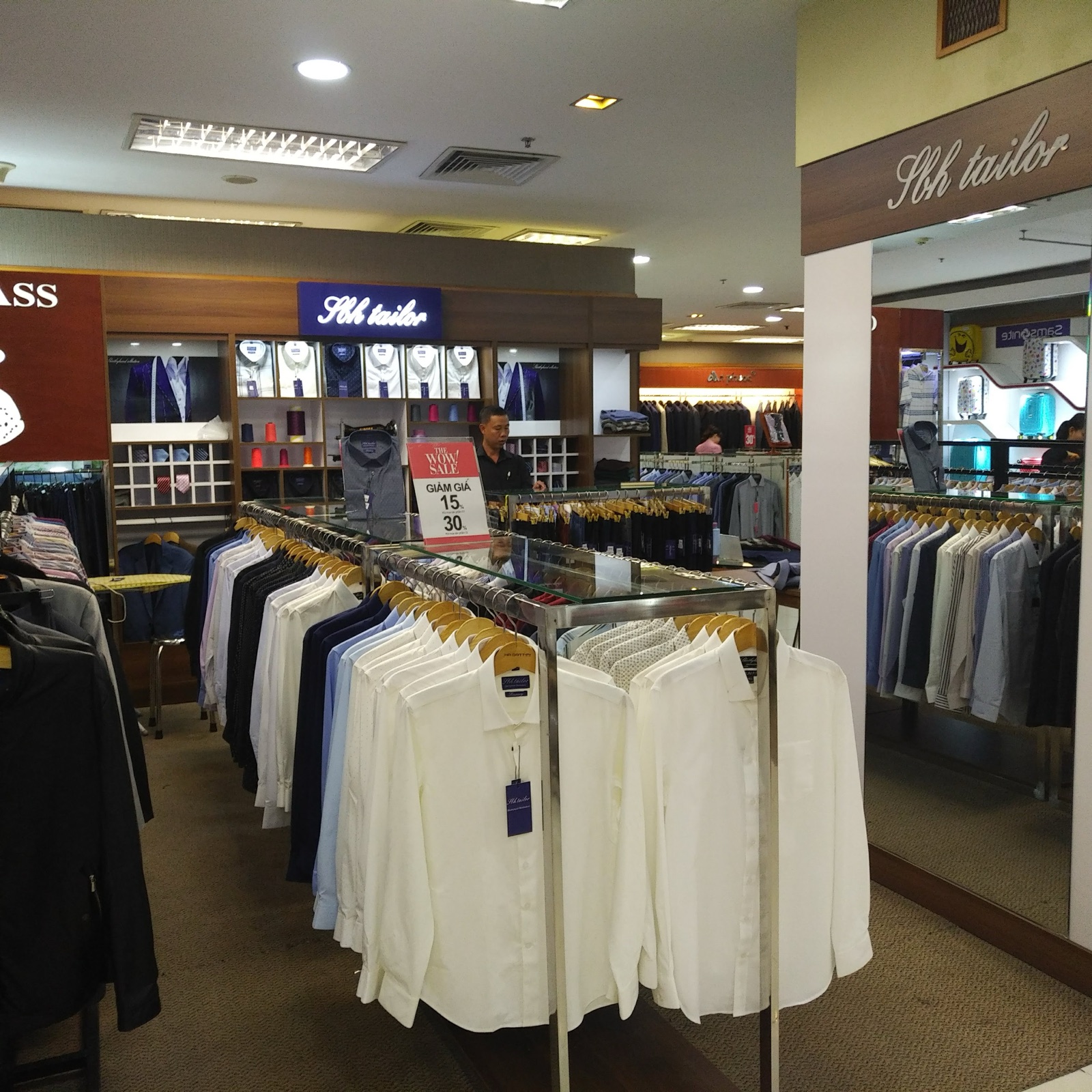 Biển hiệu SBH Tailor trong Parkson với kệ áo sơ mi và gương thử đồ, 2018