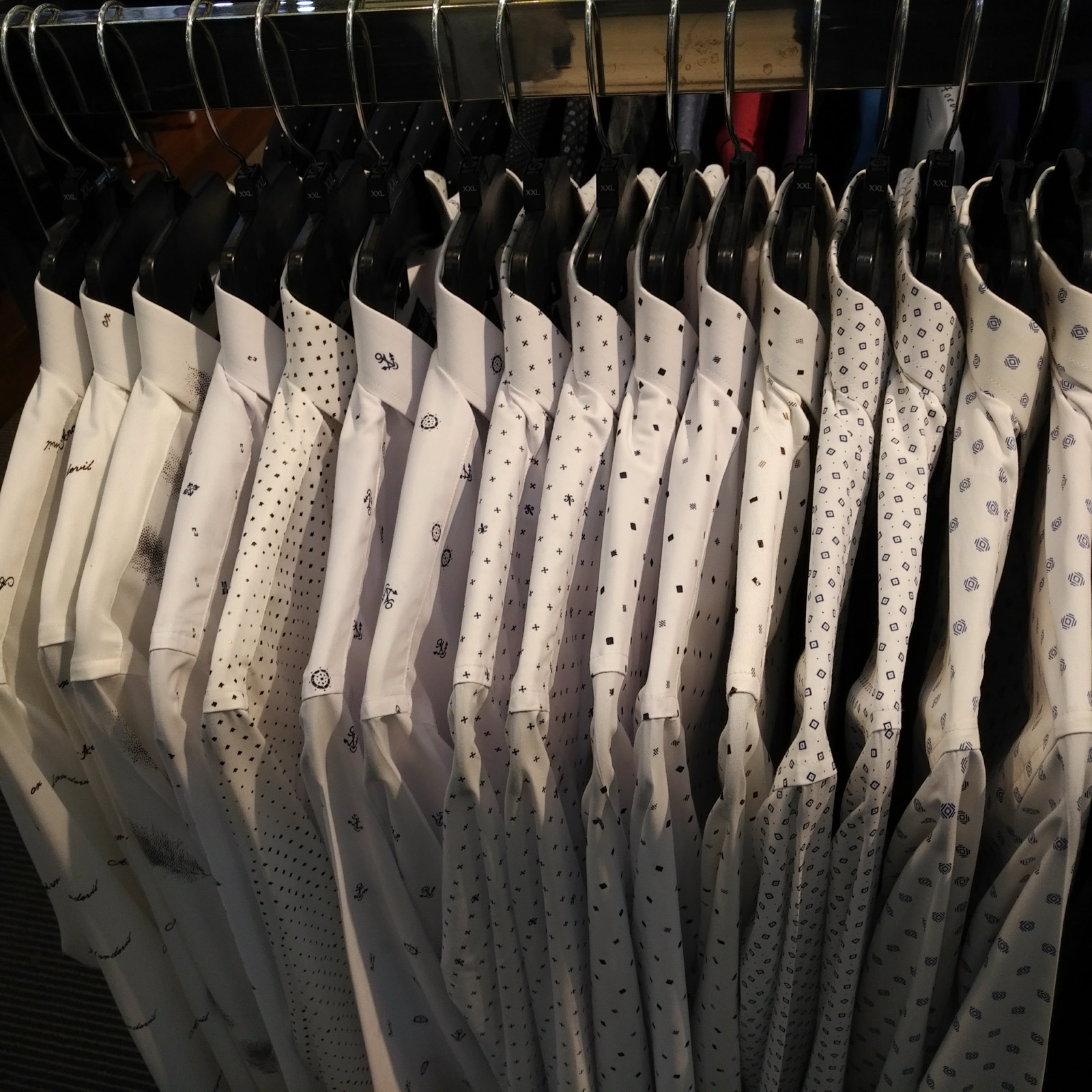 Dàn áo sơ mi trắng họa tiết treo tại quầy SBH Tailor trong Parkson, 2018