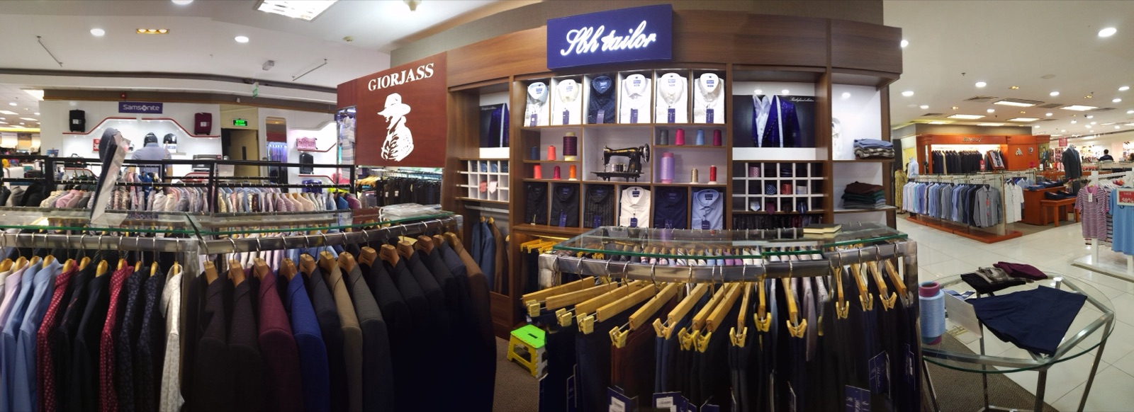 Ảnh panorama quầy SBH Tailor cạnh các thương hiệu quốc tế trong Parkson, 2018