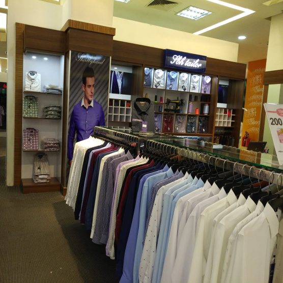 Quầy SBH Tailor hoàn thiện trong Parkson tháng 3/2018 với biển hiệu, máy khâu và dàn áo sơ mi