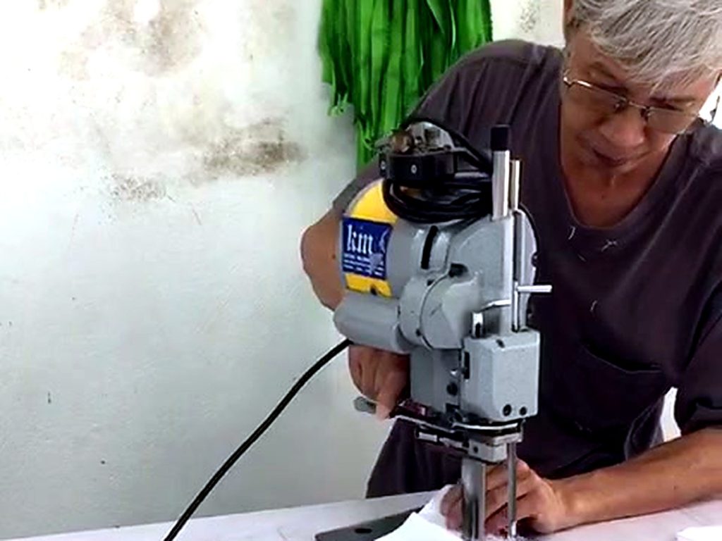 Công nhân SBH Factory cắt bán thành phẩm bằng máy cắt vải