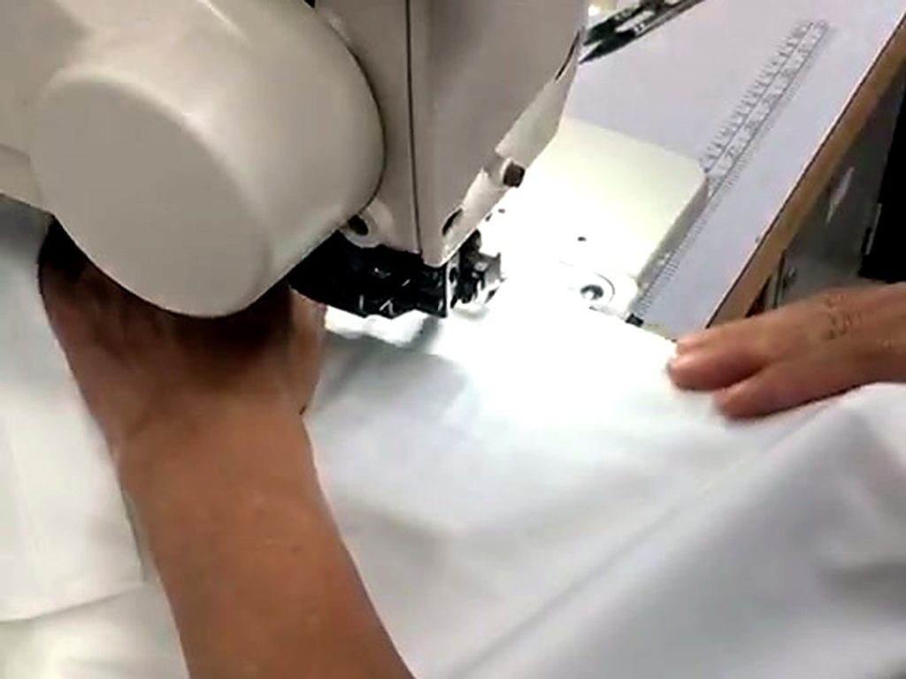 Công nhân SBH Factory may tay áo trên chuyền may