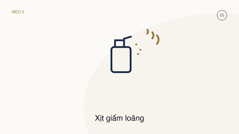 Minh họa mẹo là phẳng áo sơ mi bằng dung dịch giấm loãng pha nước xịt lên vải